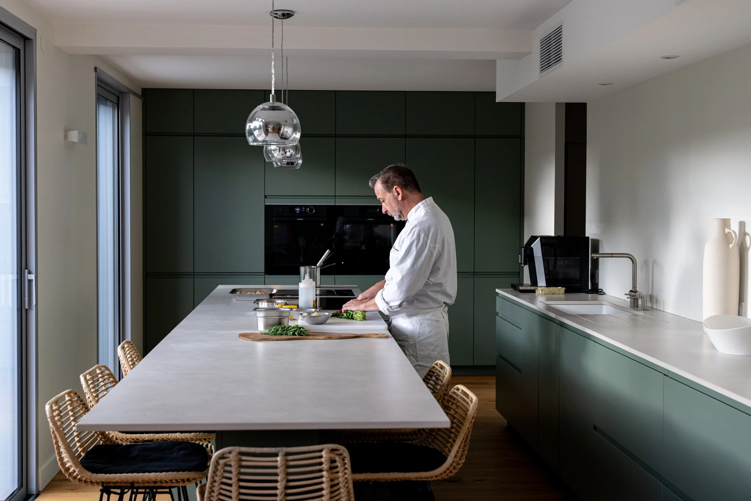Chef Genfy, chef privé à domicile à Bordeaux, cuisinant chez un client