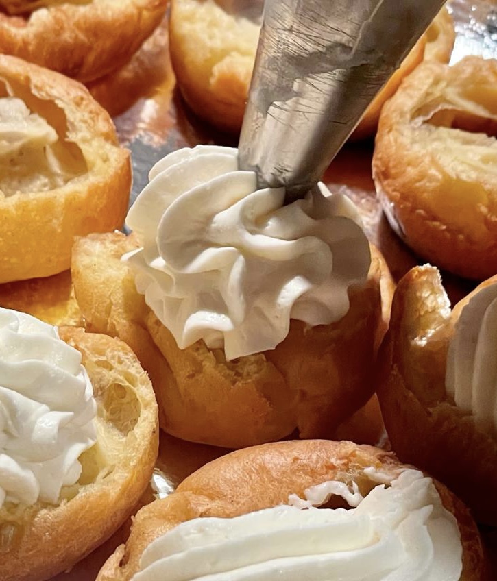 Choux garnis de crème pour la partie sucrée du cocktail